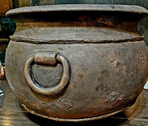 Plastic cauldron - diy upgrade